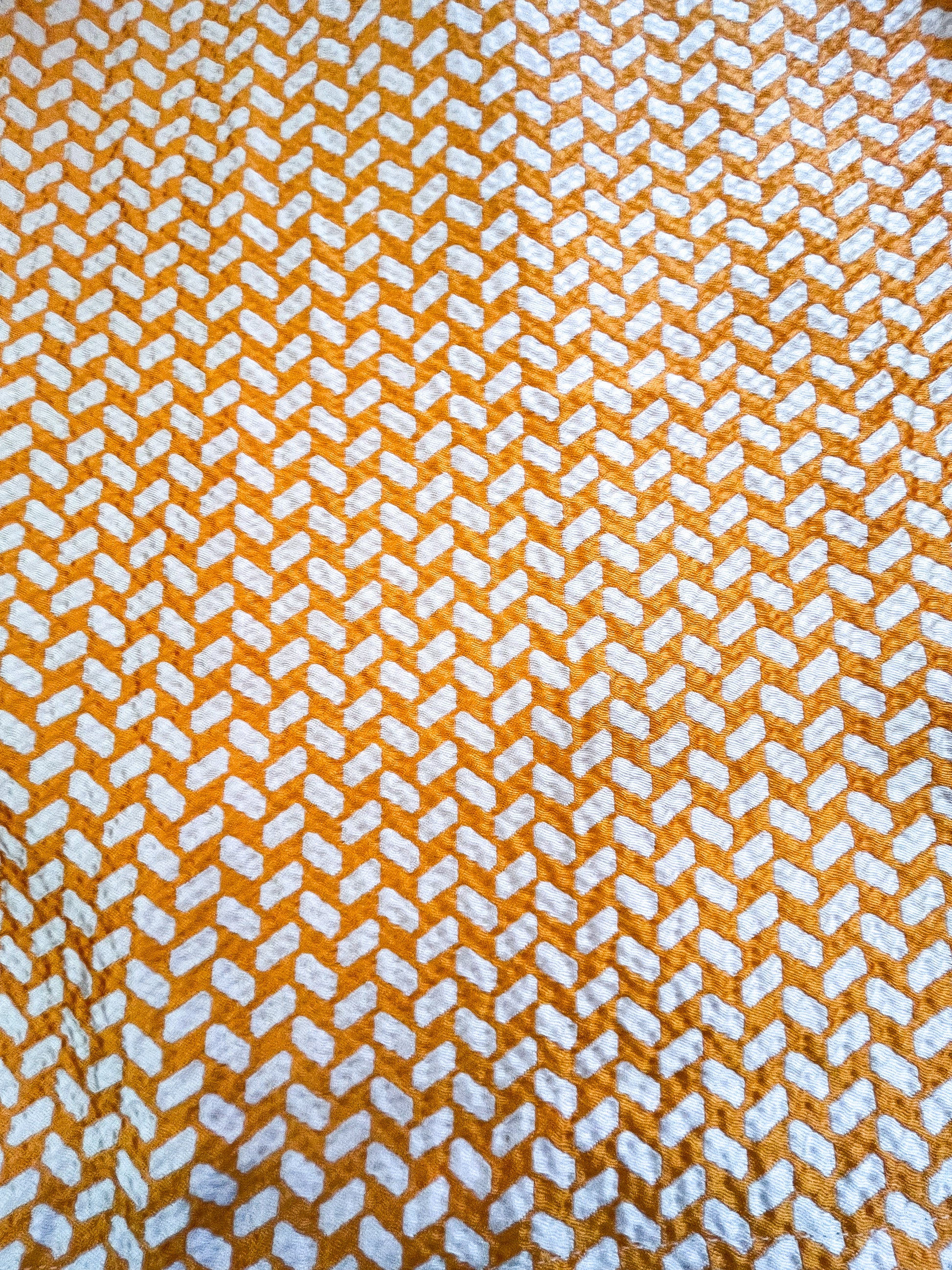 dettaglio tessuto cravatta in seta a spighe beige arancio