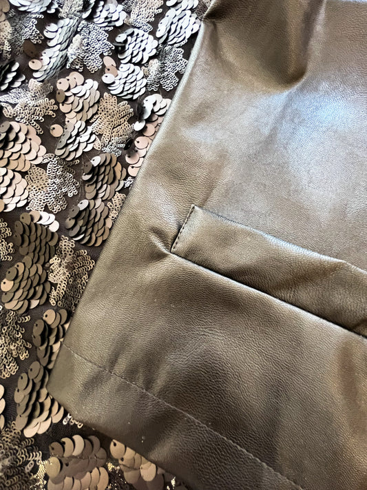 Dettaglio cuciture tasca e texture paillettes