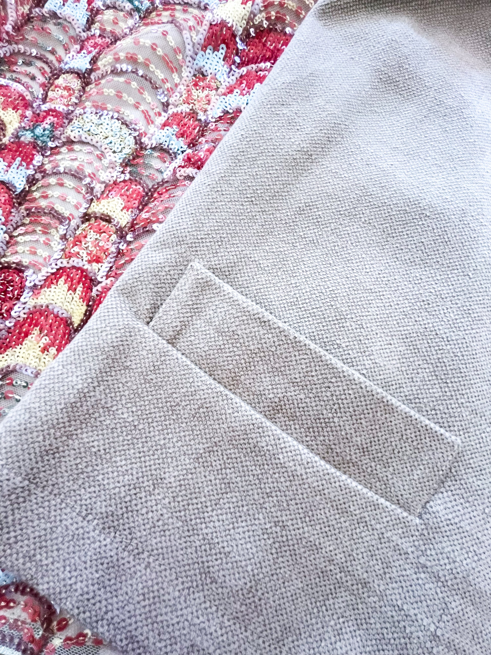 dettaglio fronte in cotone nocciola e retro full paillettes corallo pastello