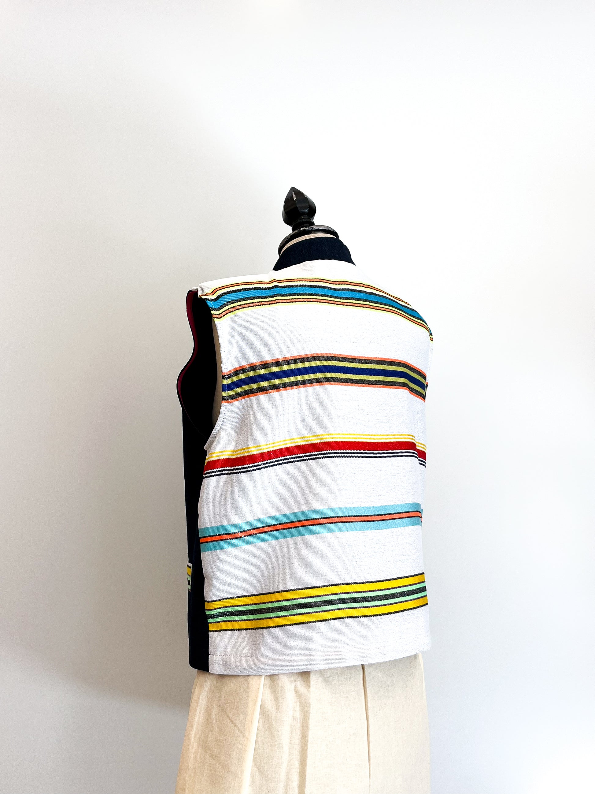 gilet sartoriale in denim blu scuro e schiena in lurex a righe