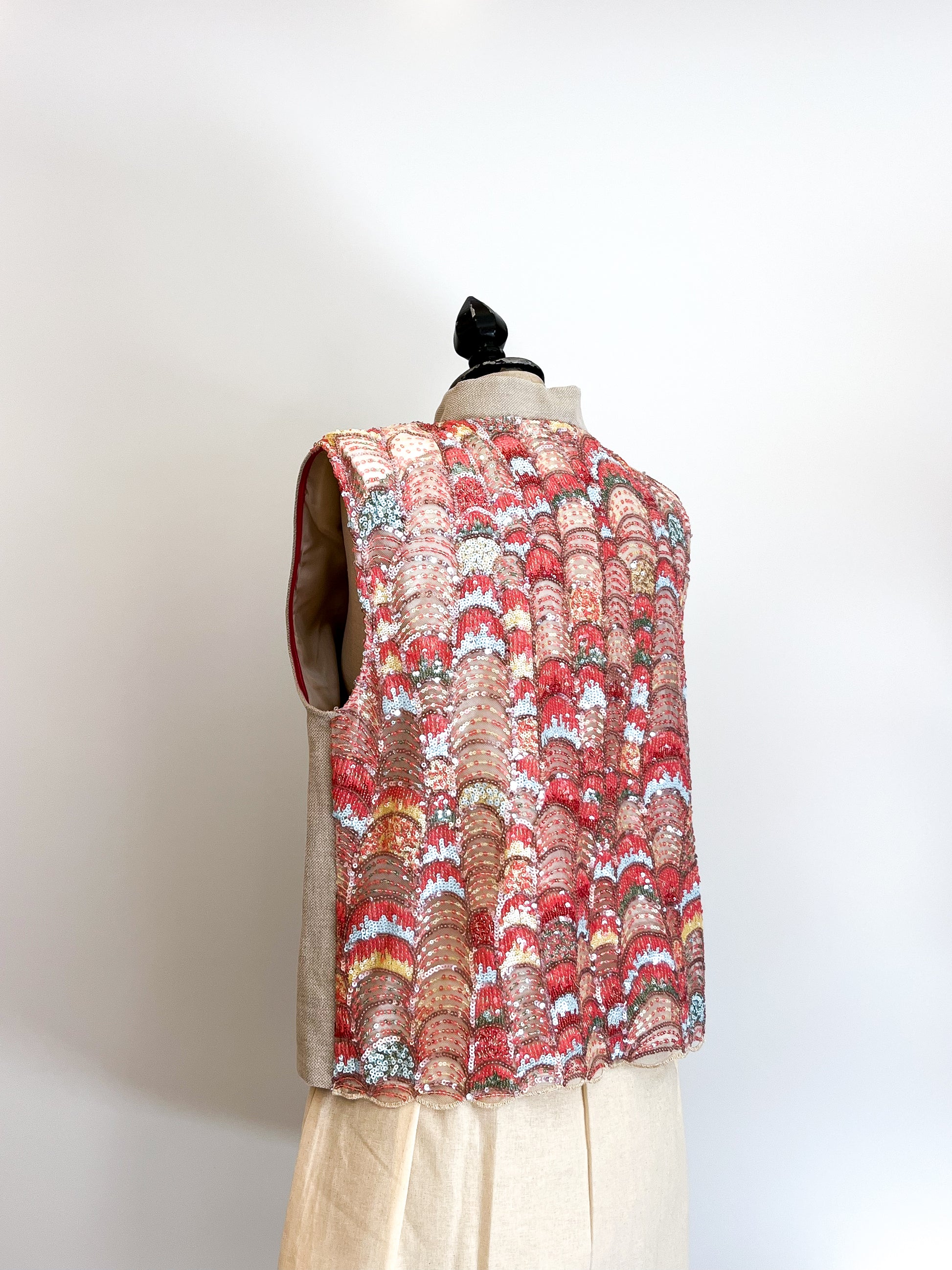 gilet sartoriale Le Globazine con schiena ricoperta di paillettes corallo