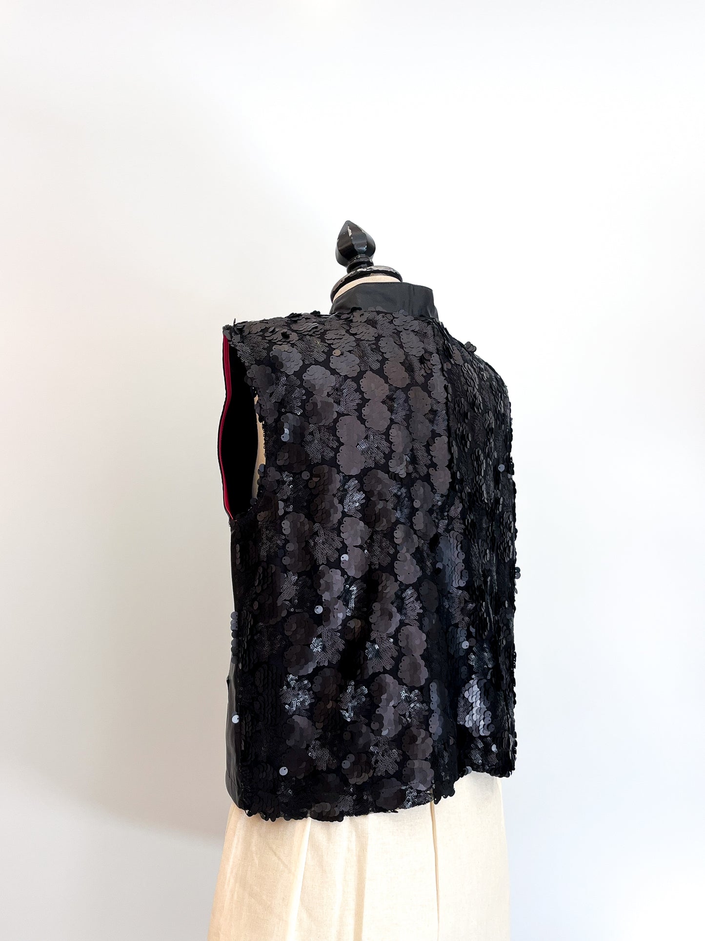 gilet sartoriale in ecopelle con schiena interamente realizzata in tessuto paillettes nero
