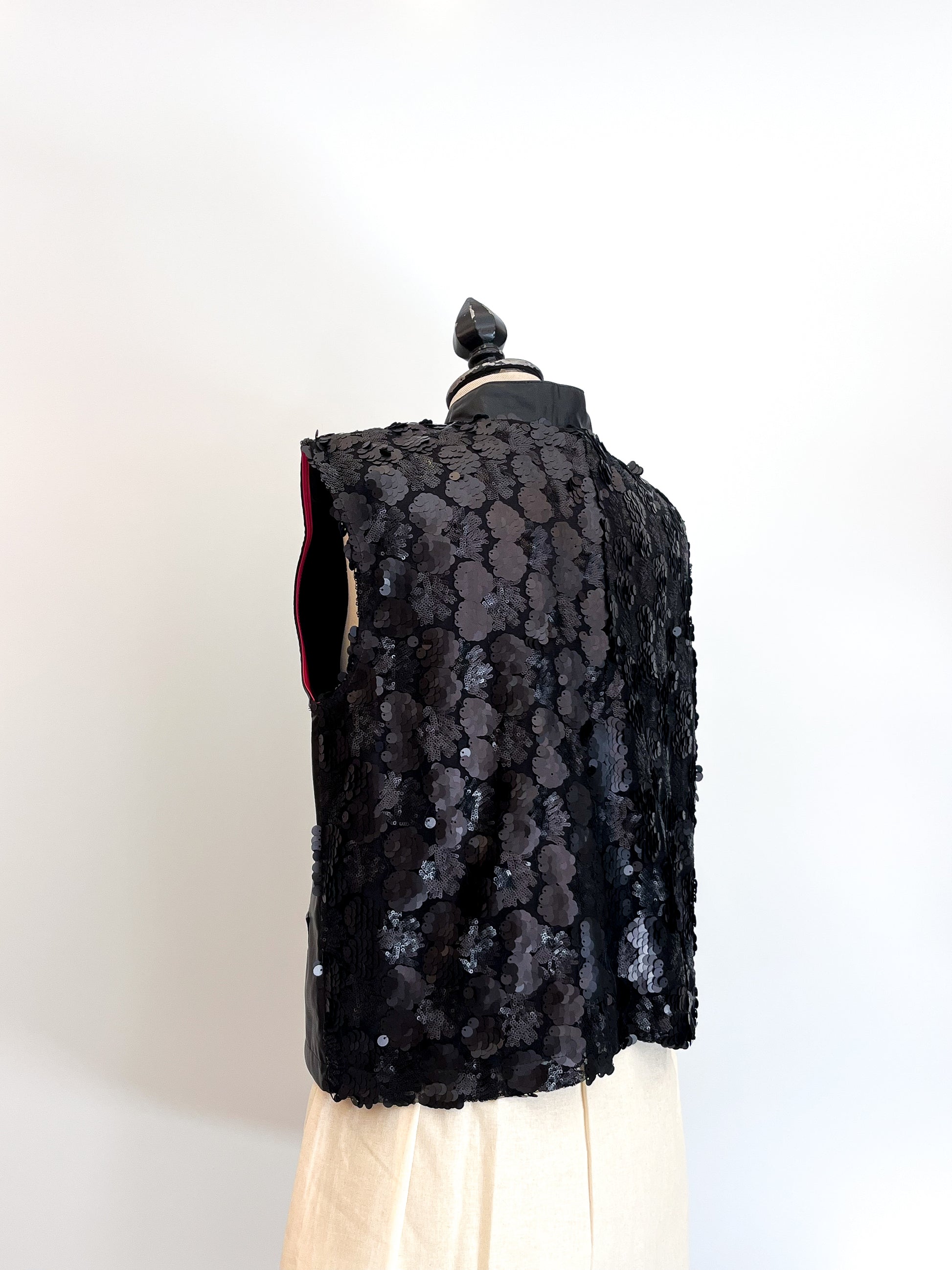 gilet sartoriale in ecopelle con schiena interamente realizzata in tessuto paillettes nero