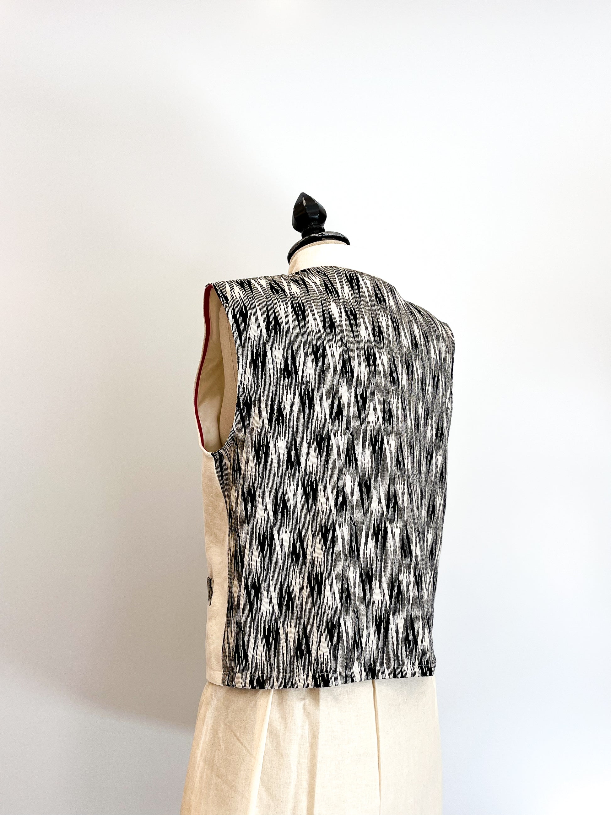 gilet sartoriale realizzato in cotone con schiena in fantasia ikat bianco nera