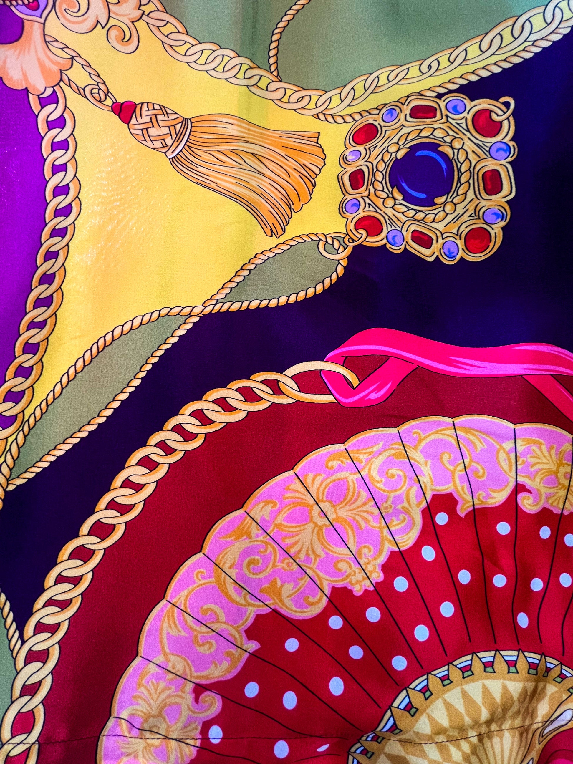 dettaglio fantasia seta viola, blu, verde, giallo e oro