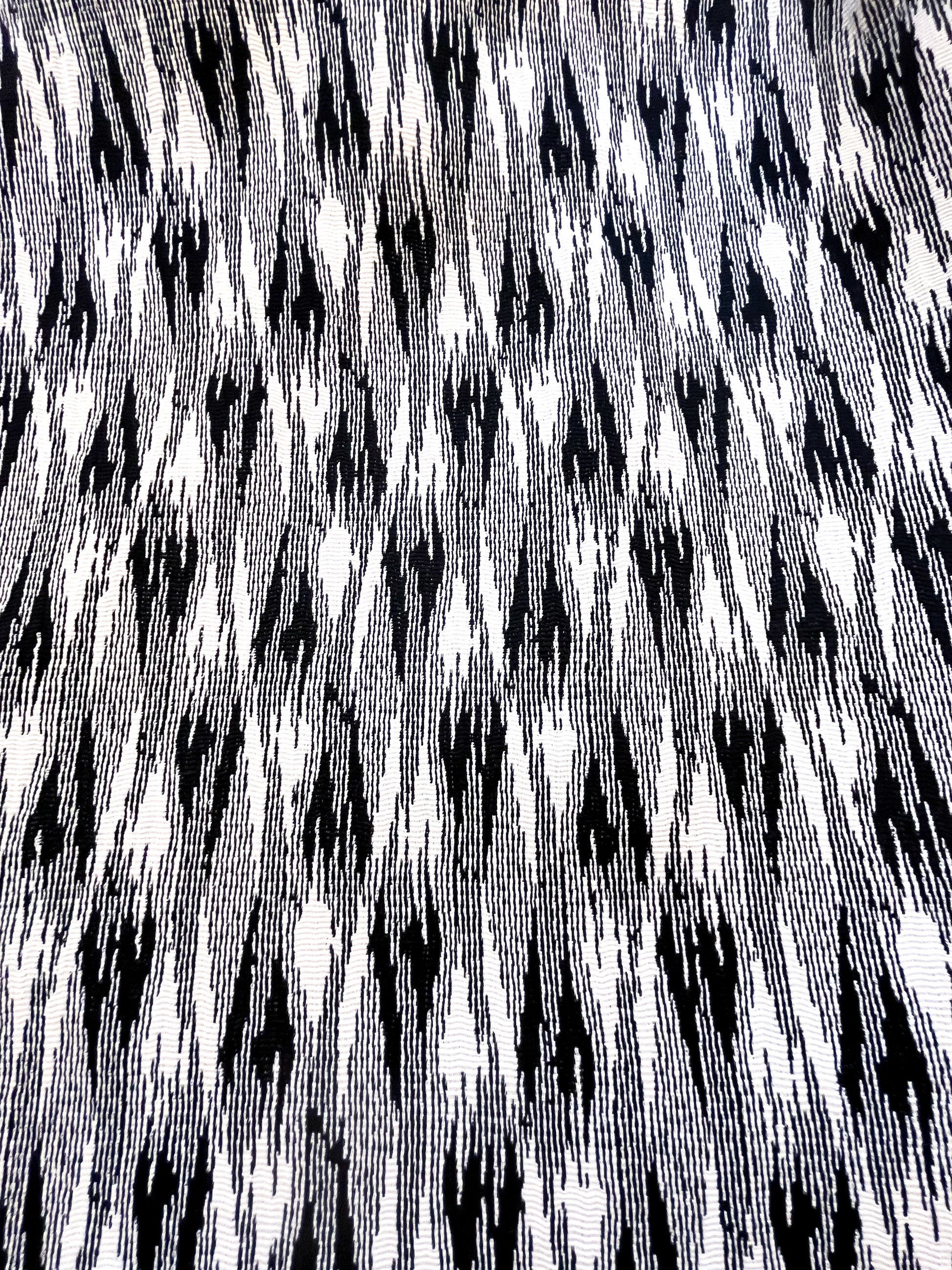 trama tessuto ikat bianco e nero