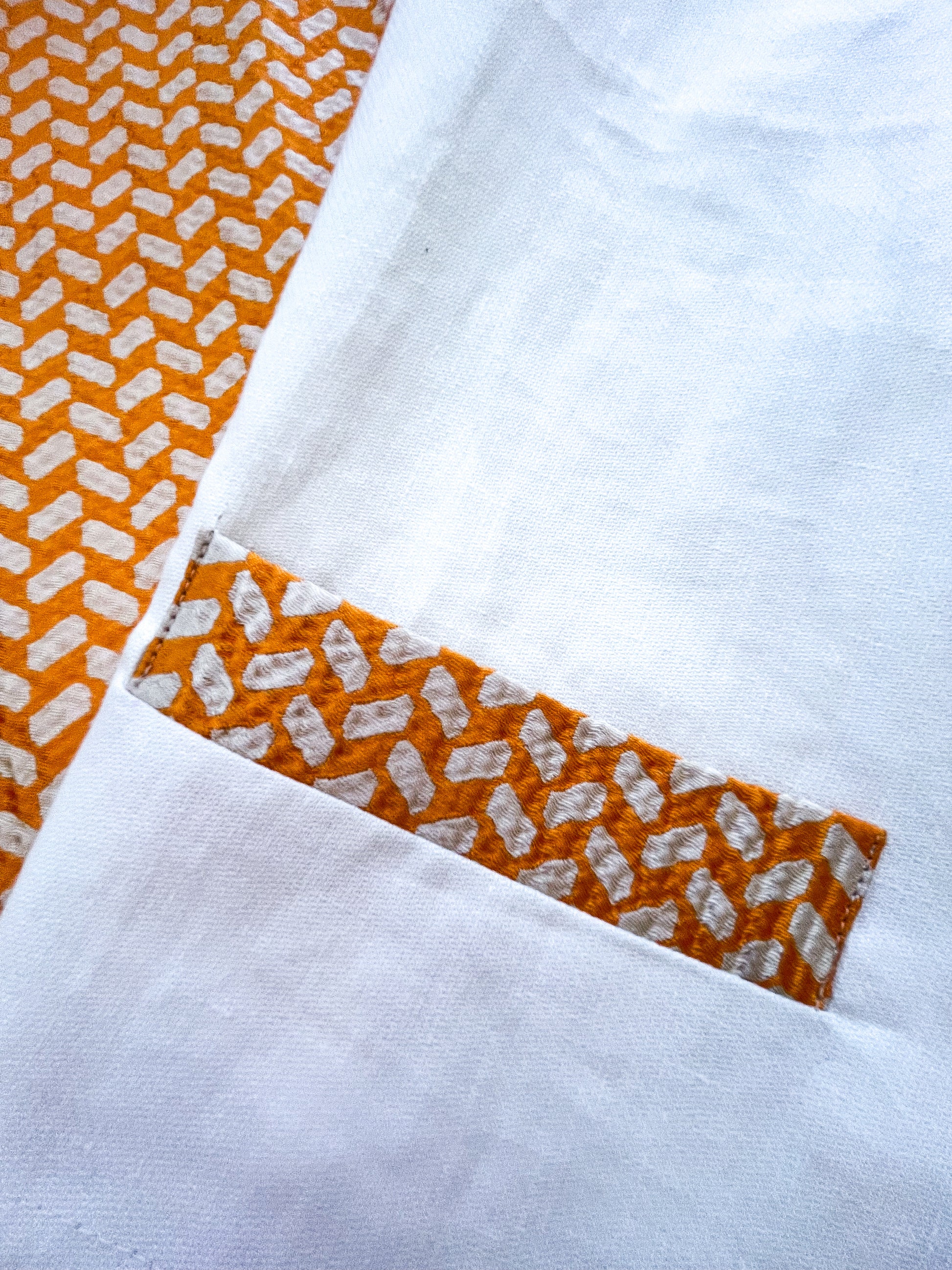 dettaglio bordo tasca e schiena in seta e fronte in lino color latte