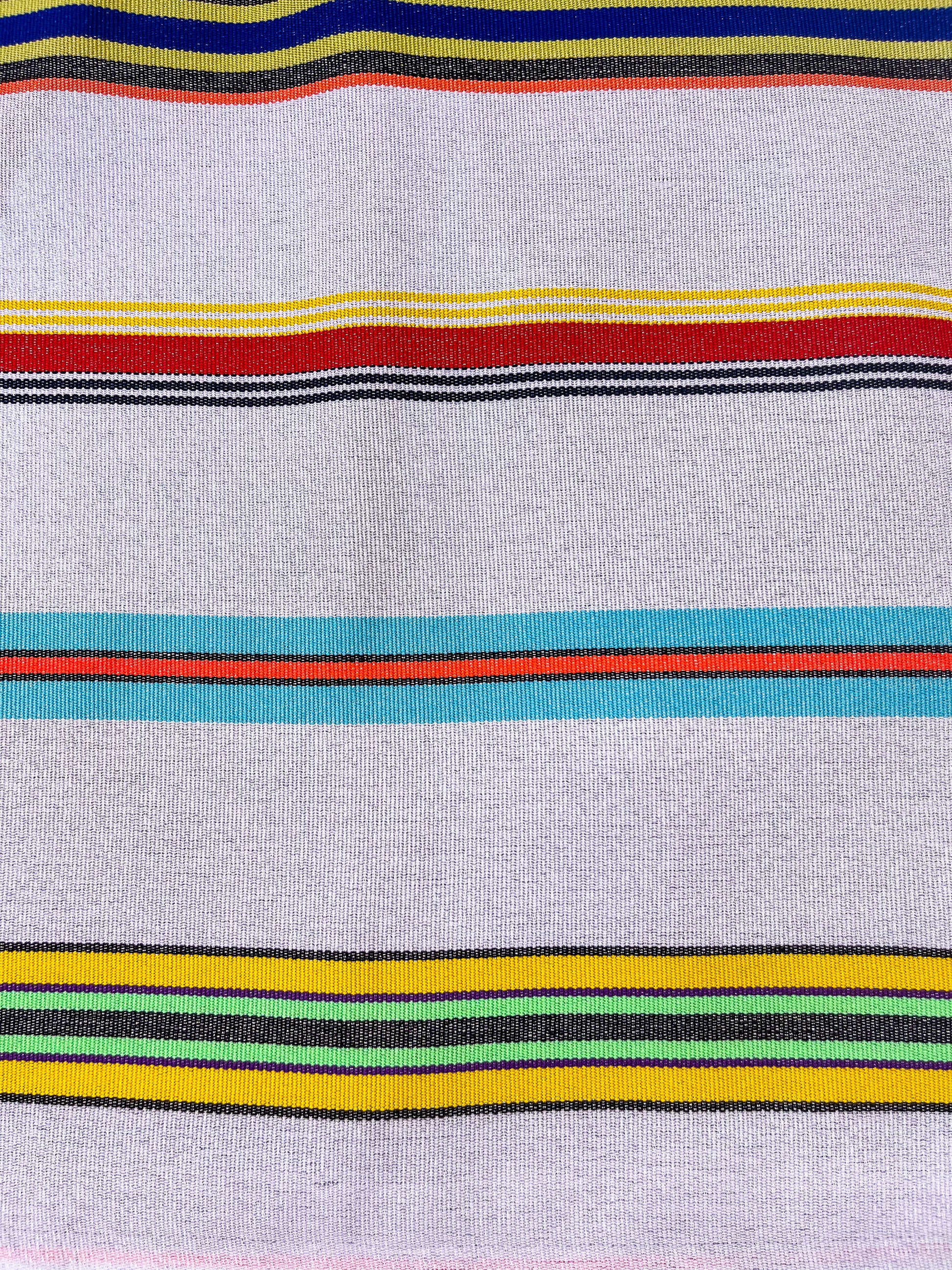 dettaglio tessuto in lurex a righe multicolor su fondo bianco