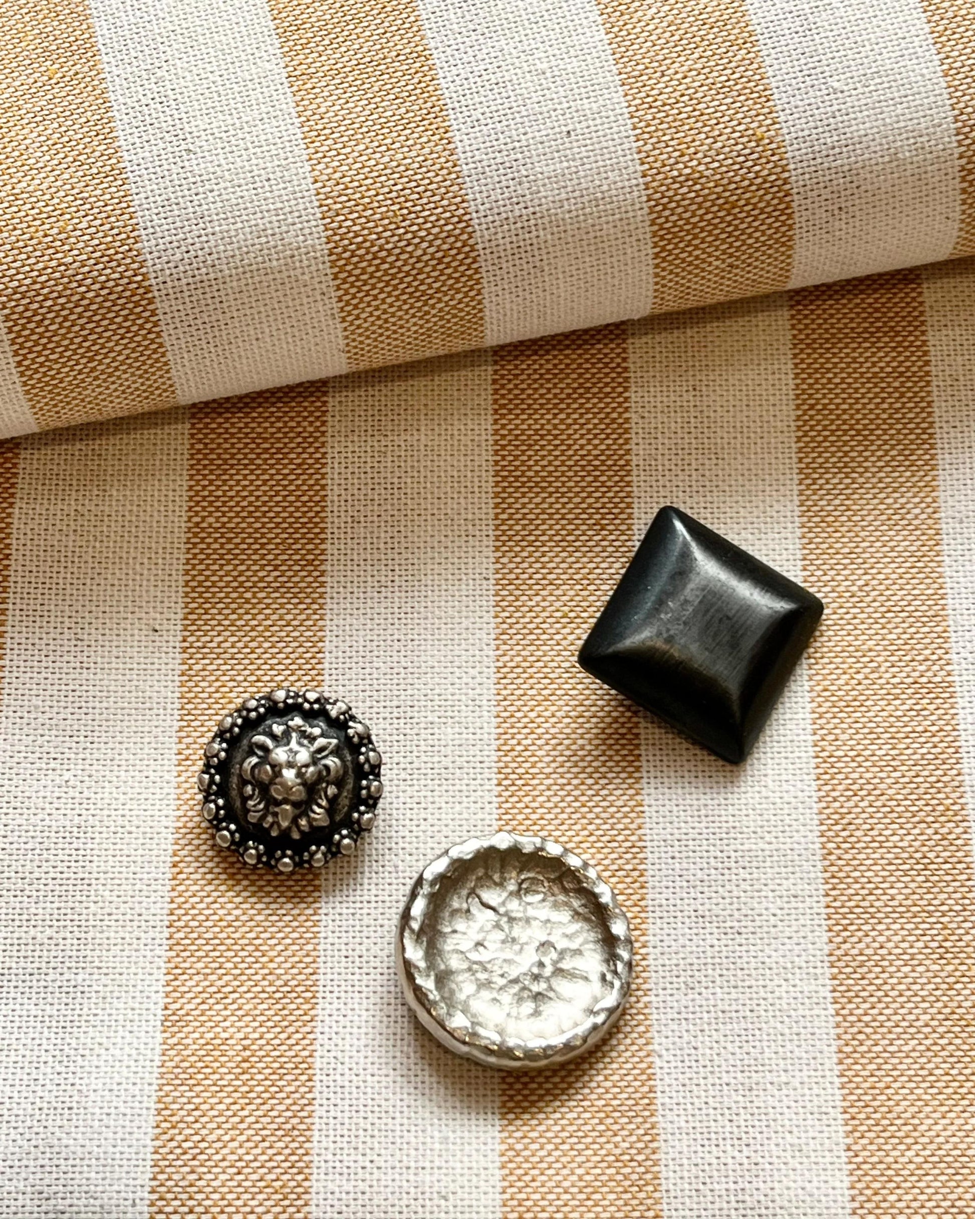 esempio bottoni in metallo per personalizzazione gonne o pantaloni in cotone maxi righe senape