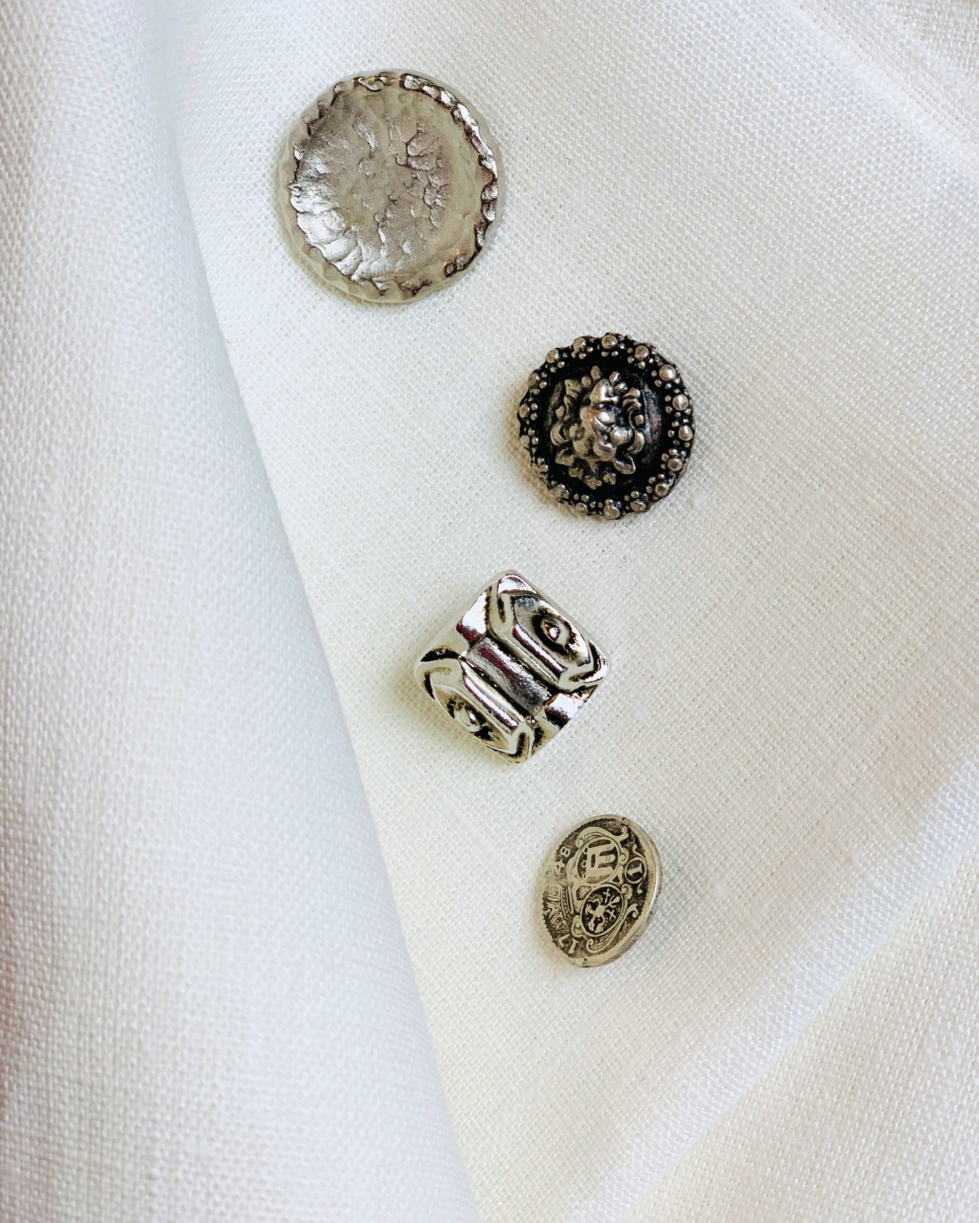 esempio bottoni in metallo per personalizzare gonne e pantaloni in lino bianco Le Globazine