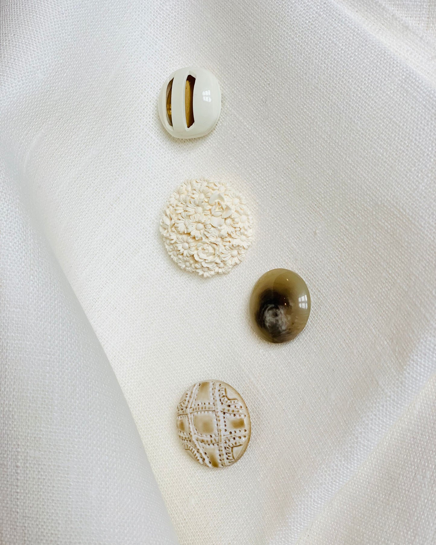 esempio bottoni tono su tono per personalizzare gonne e pantaloni in lino bianco Le Globazine