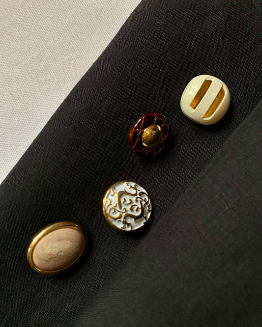 esempio bottoni a contrasto per personalizzare gonne e pantaloni in lino nero Globazine