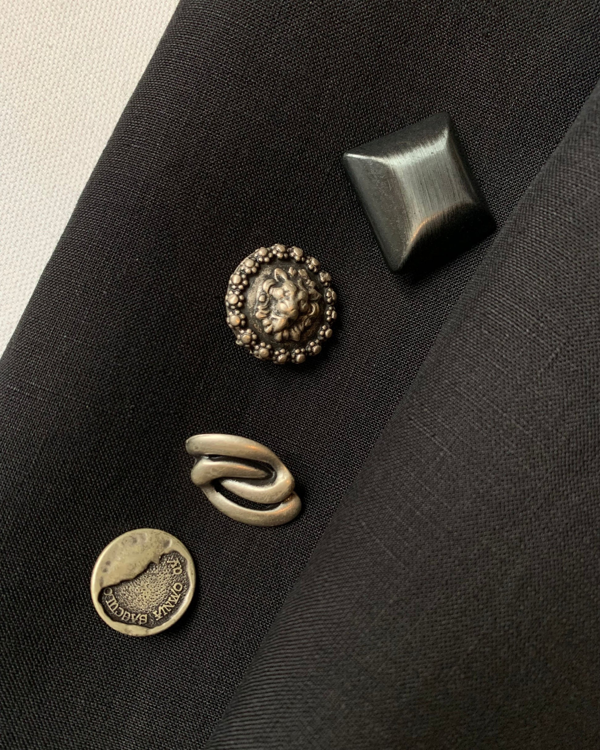 esempio bottoni in metallo per personalizzare gonne e pantaloni in lino nero Globazine