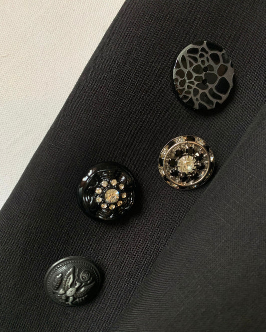 esempio bottoni tono su tono per personalizzare gonne e pantaloni in lino nero Globazine