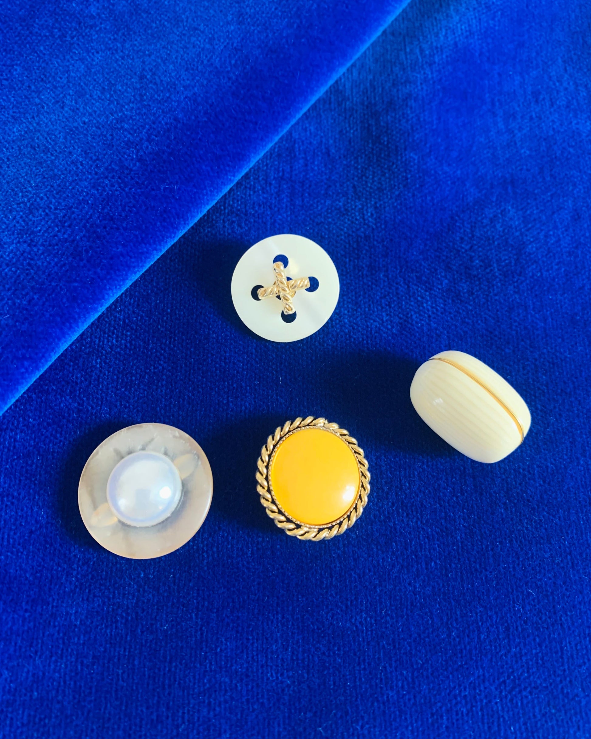 esempio di bottoni a contrasto per personalizzare gonne o pantaloni in velluto blu royal