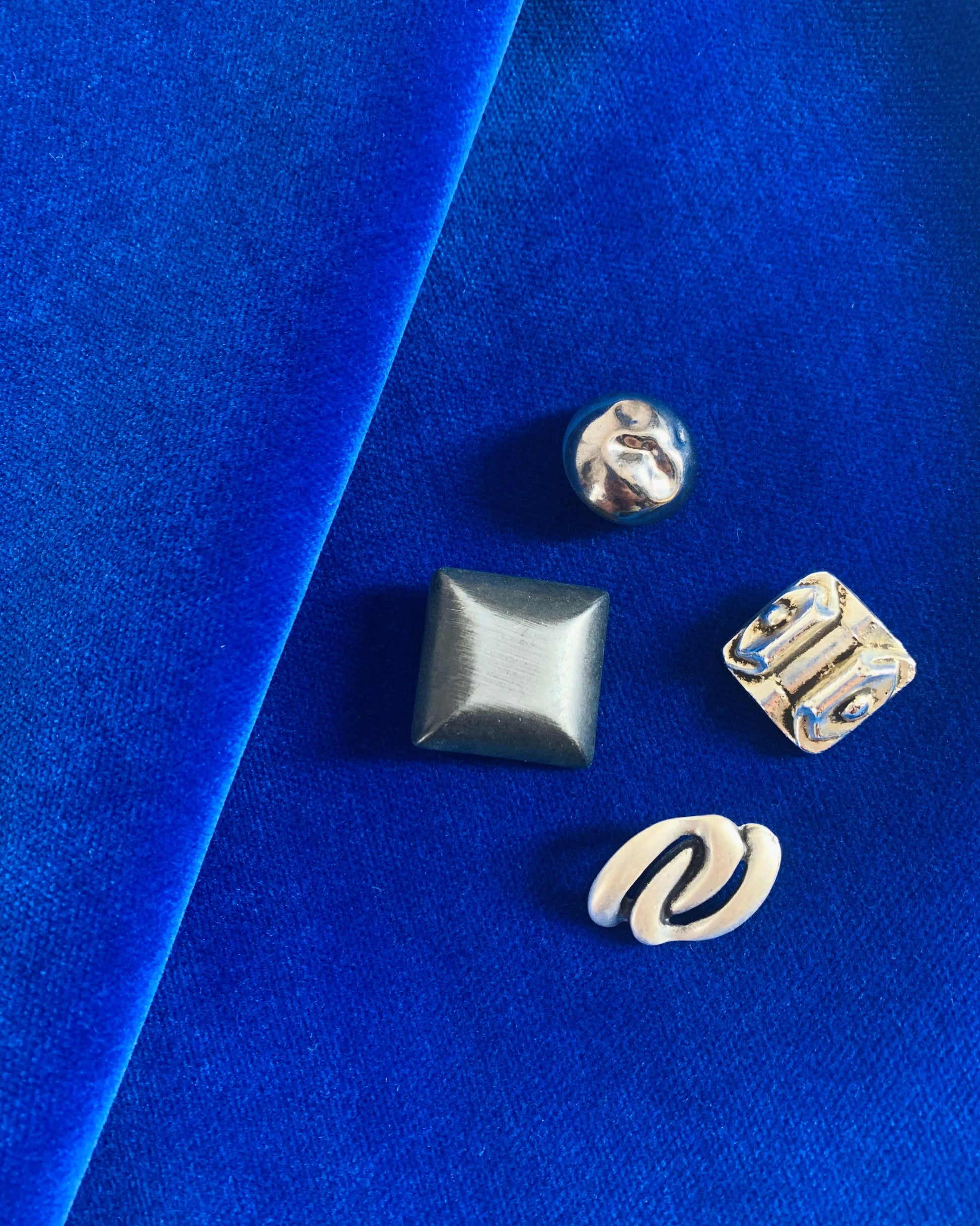 esempio di bottoni in metallo per personalizzare gonne o pantaloni in velluto blu royal