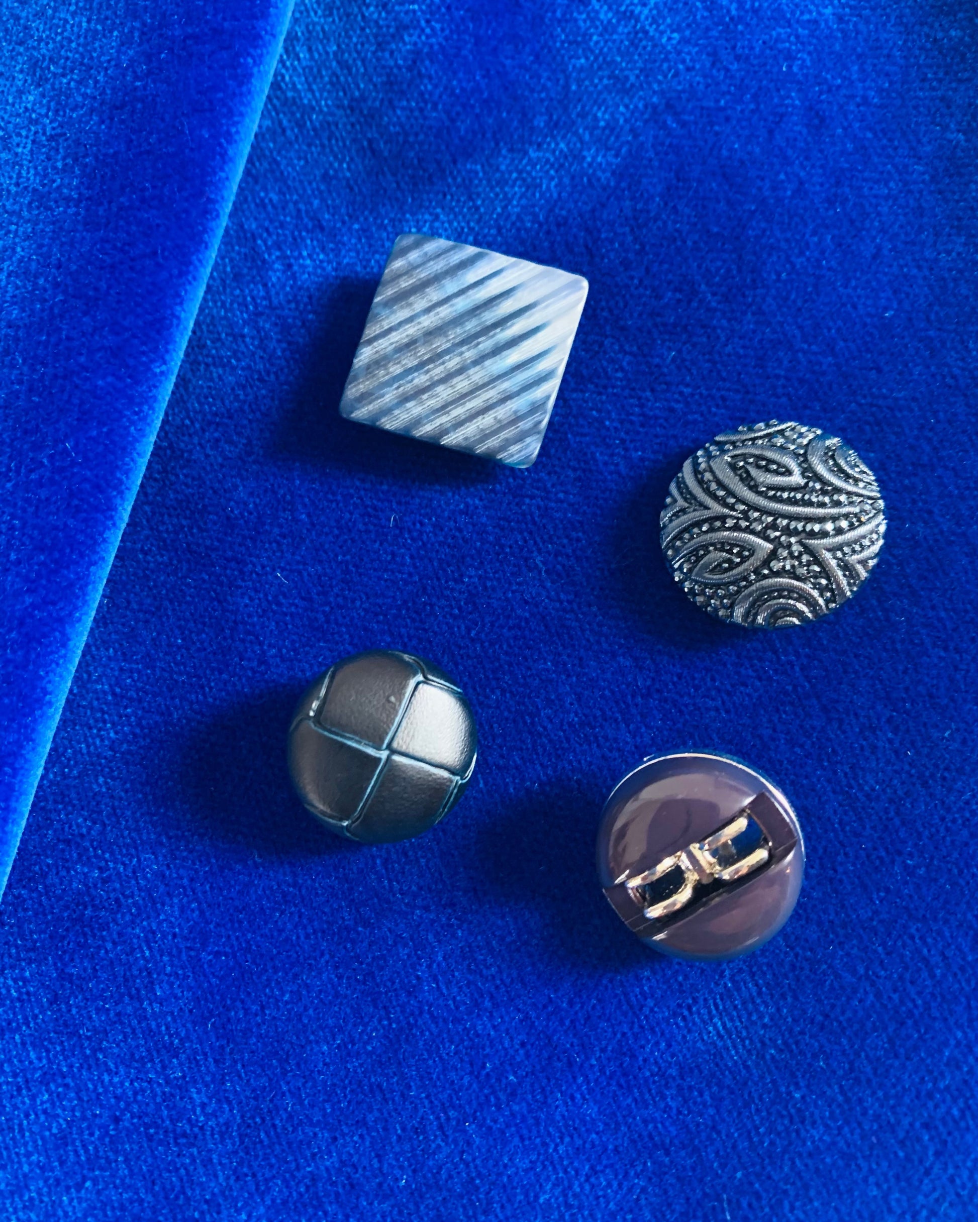 esempio di bottoni tono su tono per personalizzare gonne o pantaloni in velluto blu royal