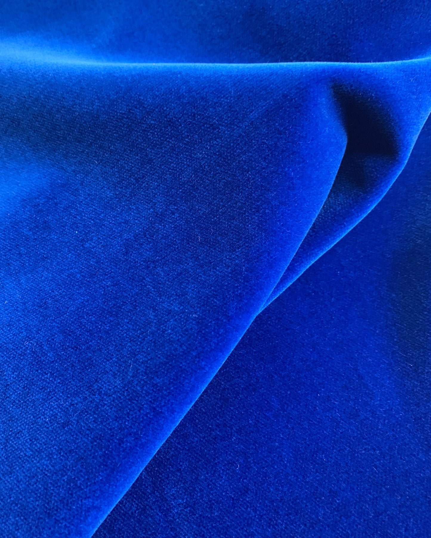 dettaglio tessuto velluto blu royal