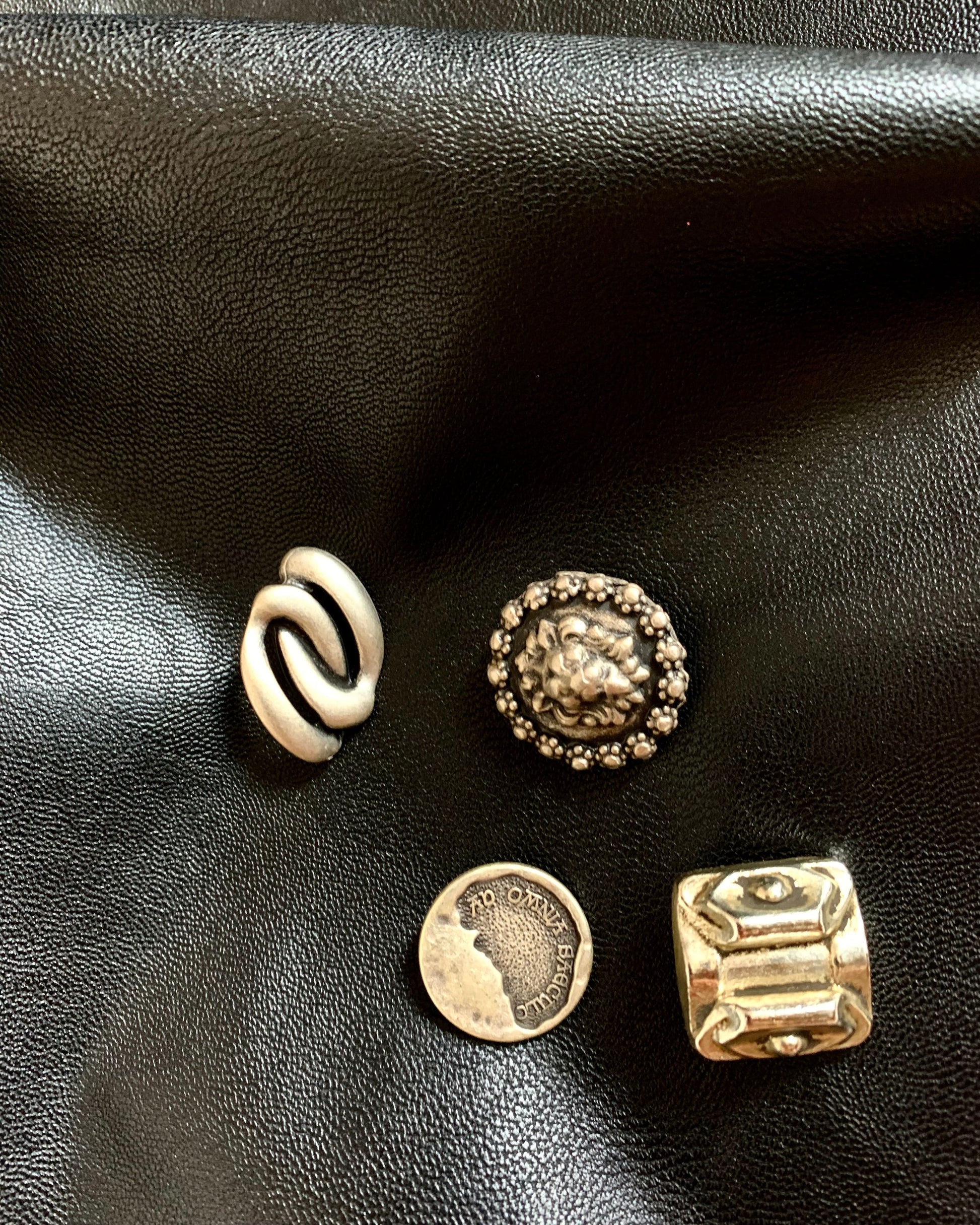 esempio bottoni in metallo per personalizzare gonne e pantaloni in eco pelle nera