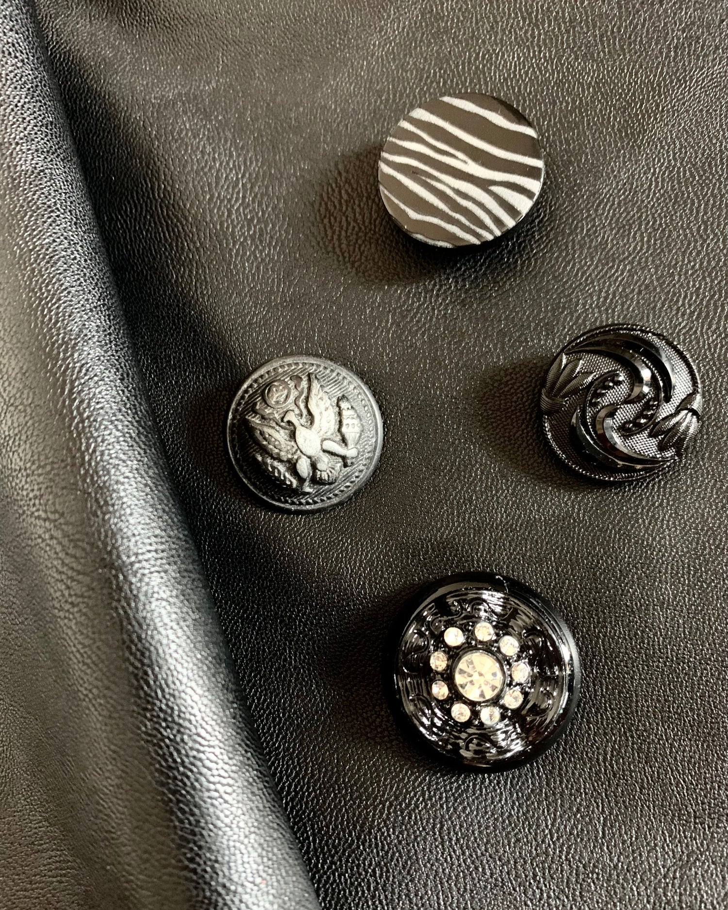 esempio bottoni tono su tono per personalizzare gonne e pantaloni in eco pelle nera