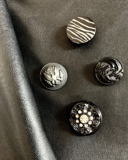 esempio bottoni tono su tono per personalizzare gonne e pantaloni in eco pelle nera