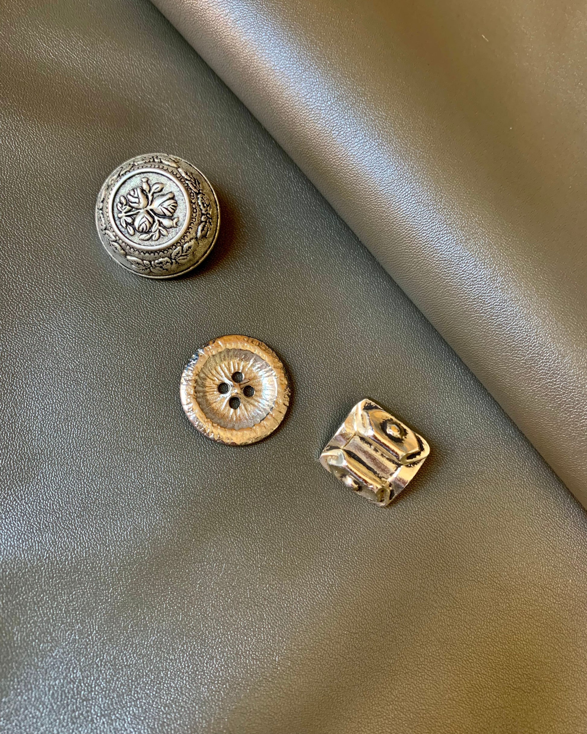 esempio bottoni in metallo per personalizzare gonne e pantaloni Le Globazine in ecopelle oliva