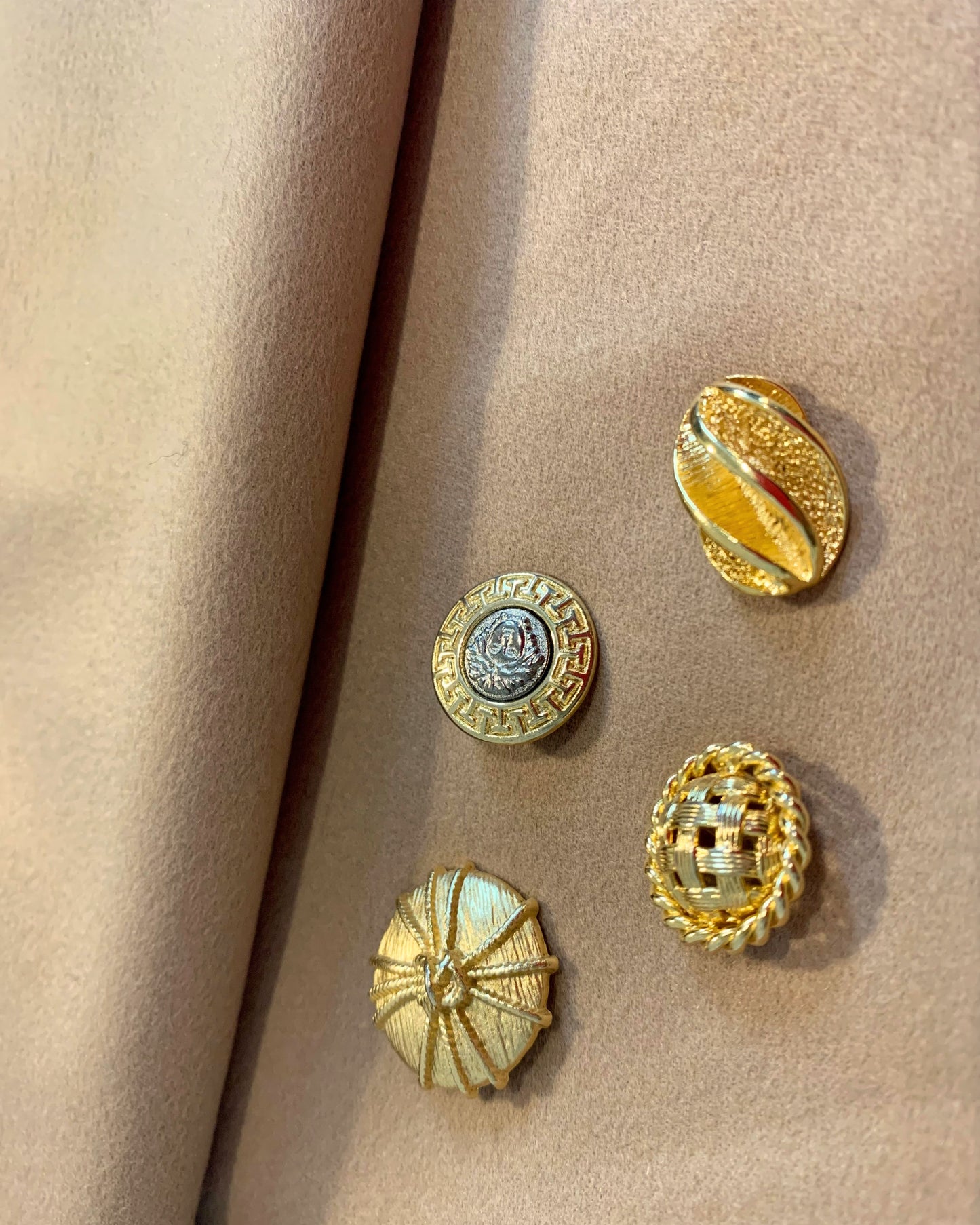 esempio bottoni oro per gonne e pantaloni personalizzabili in cachemire color cammello