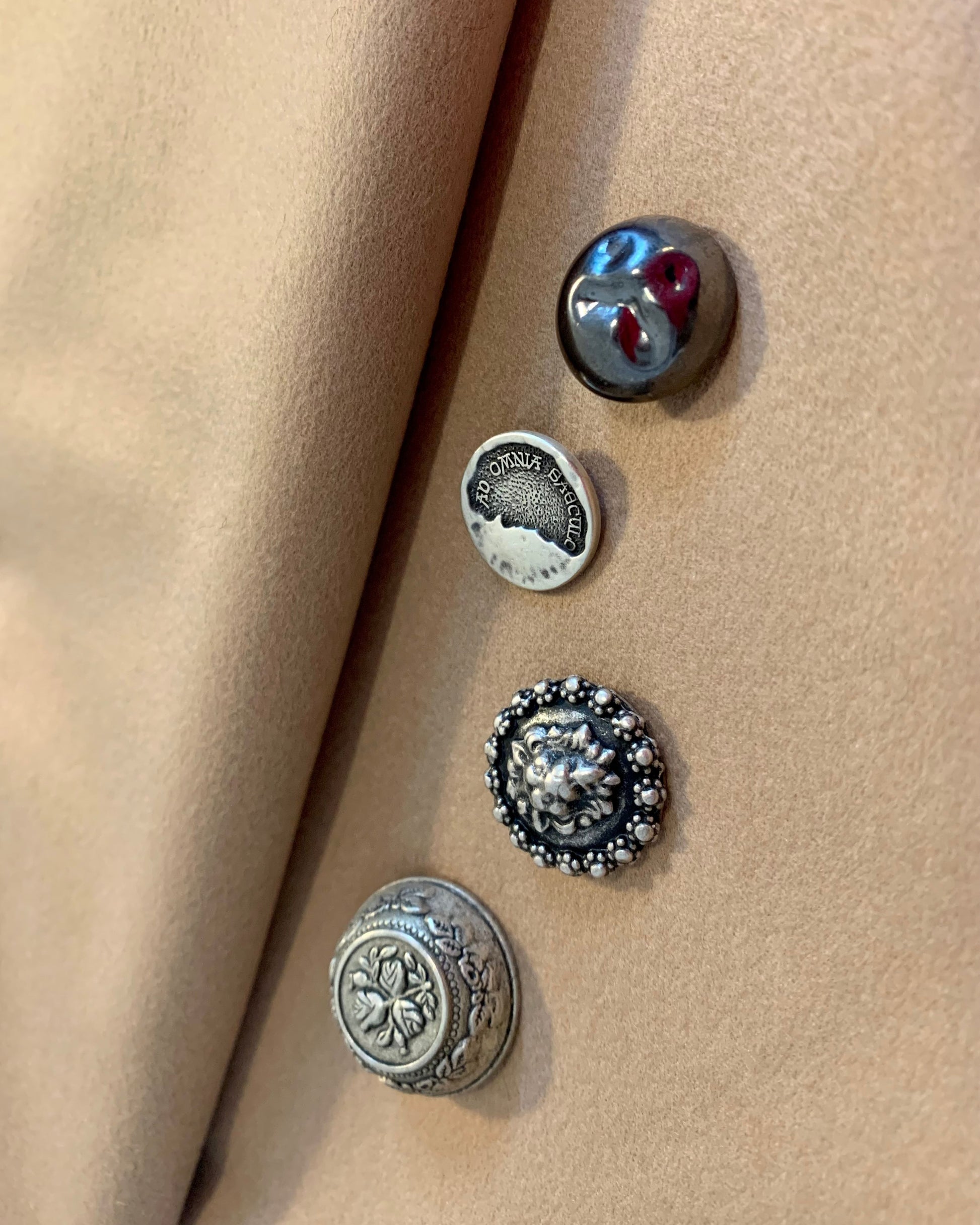 esempio bottoni in metallo per gonne e pantaloni personalizzabili in cachemire color cammello