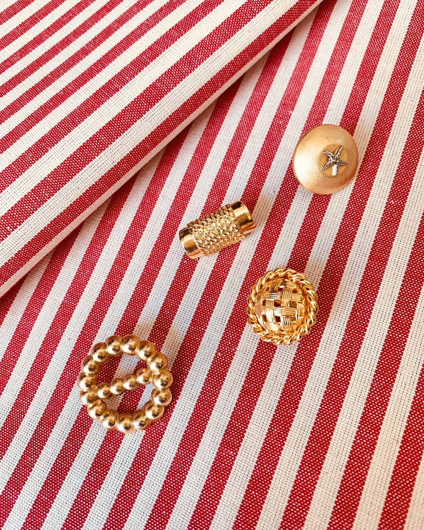 esempio bottoni gold per personalizzare gonne e pantaloni Globazine in cotone millerighe rosso