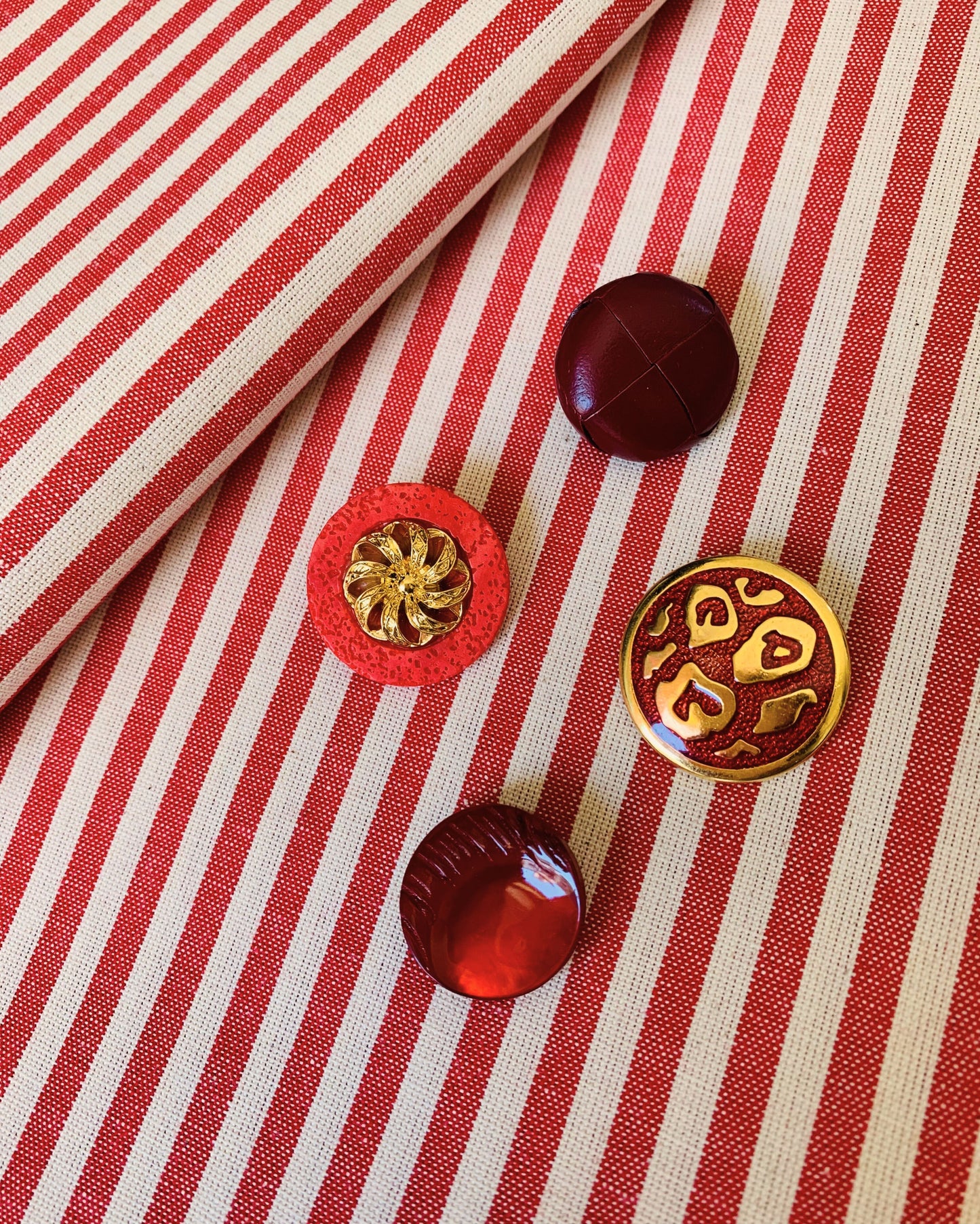 esempio bottoni tono su tono per personalizzare gonne e pantaloni Globazine in cotone millerighe rosso