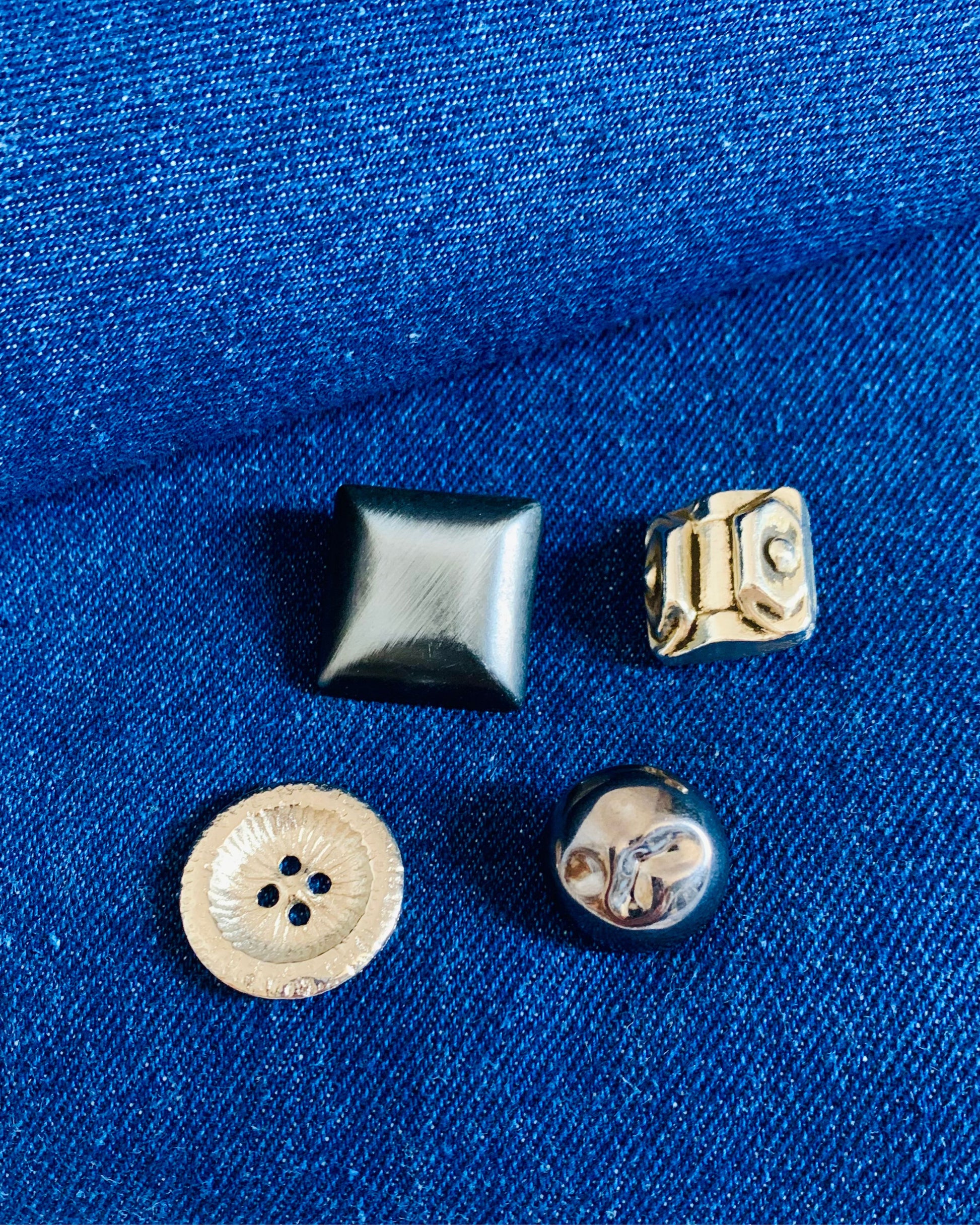 esempio di bottoni in metallo per personalizzare gonne e pantaloni Globazine