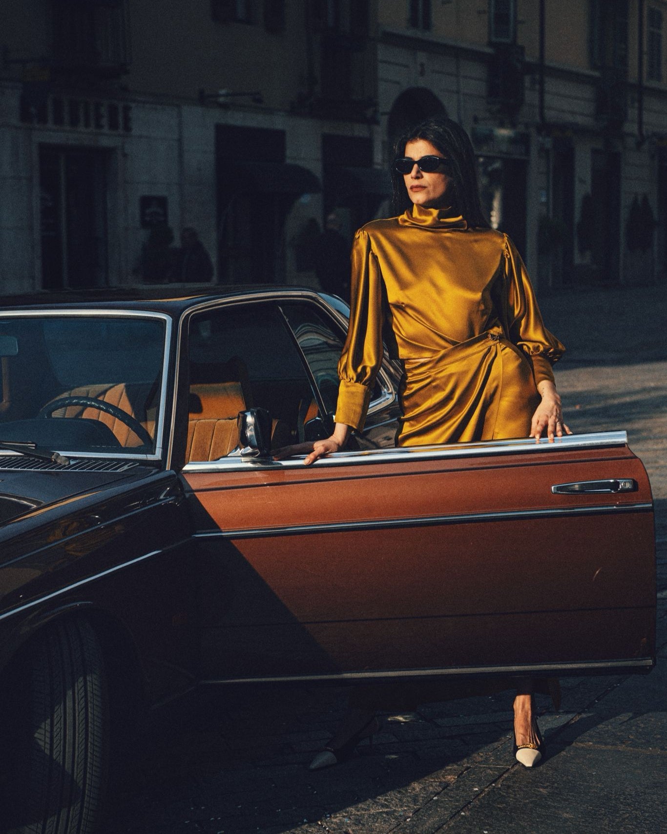 completo in seta gonna e blusa color oro